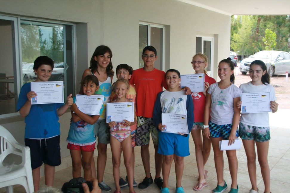 Flota de veleros Optimist en el lago Mari Menuco